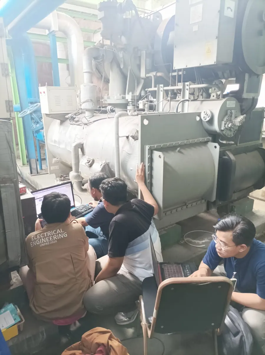 Project team working beside a water-cooled chiller during on-site implementation.